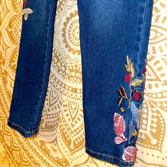 LADIES “SANDPIPER” BEAUTIFUL DARK WASH PAIR OF JEANS, FLORAL APPLIQUÉS, SIZE 4P - Picture 3 of 5
